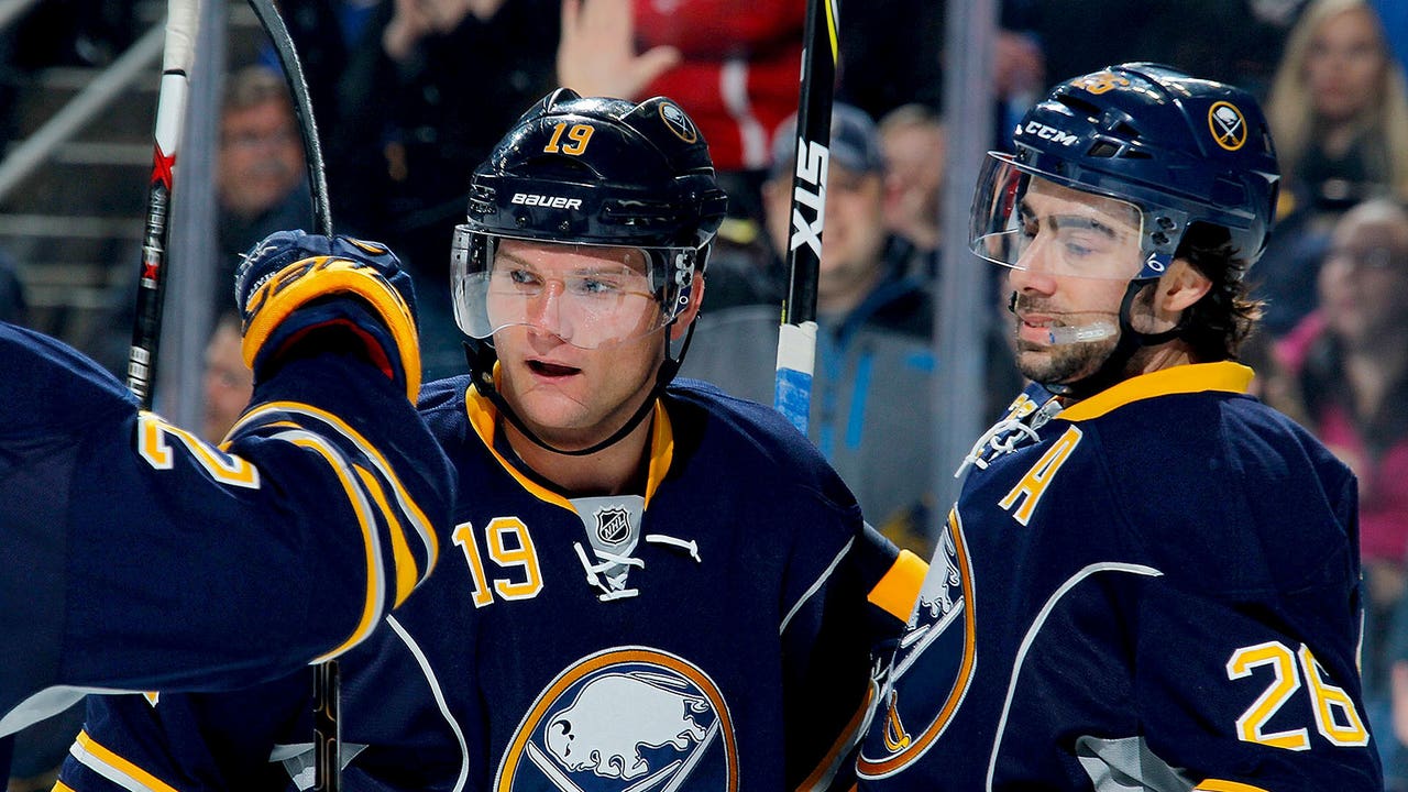 Hours after big trade, Sabres beat Sharks with Enroth in net
